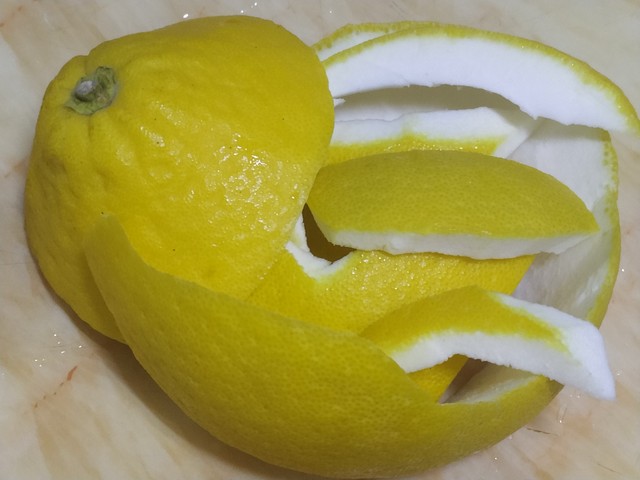 除臭好帮手，巧用柚子皮解决问题！